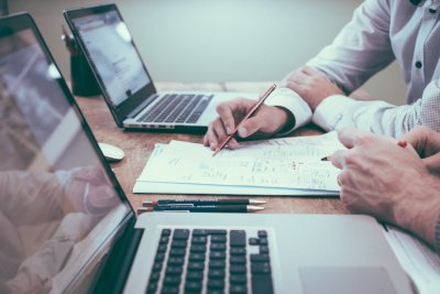 Waarom online verzekeren vaak goedkoper is